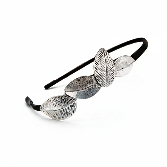 Diadema fina negra con estructura metálica de hojas en acabado plata - Moments by You