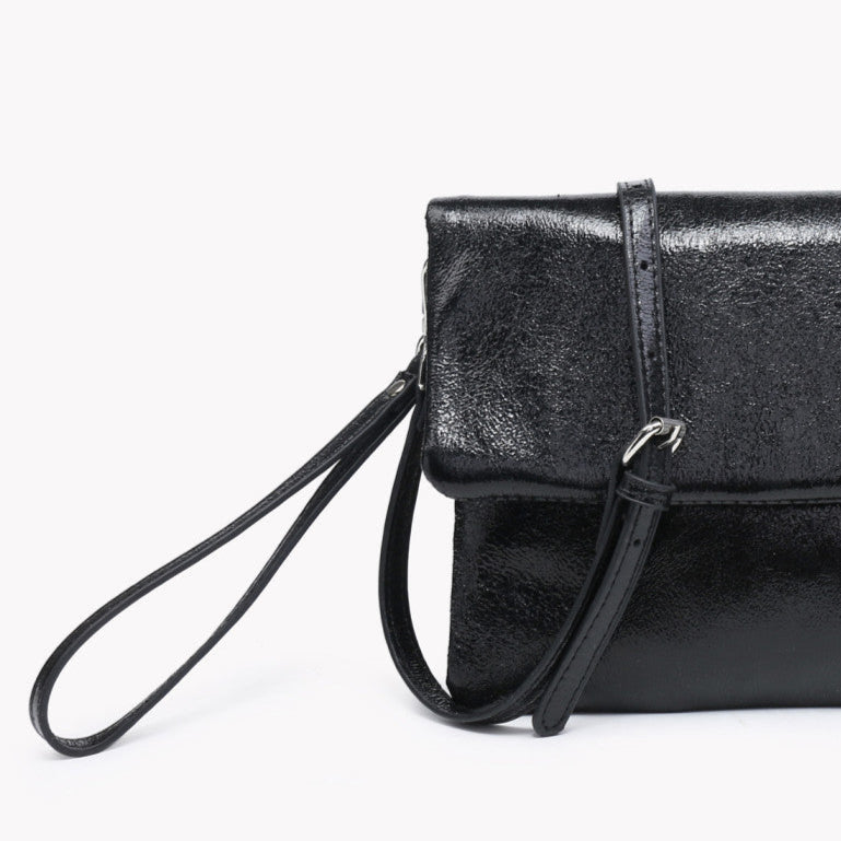 Bolso bandolera estilo sobre con solapa negro metalizado y detalles plata