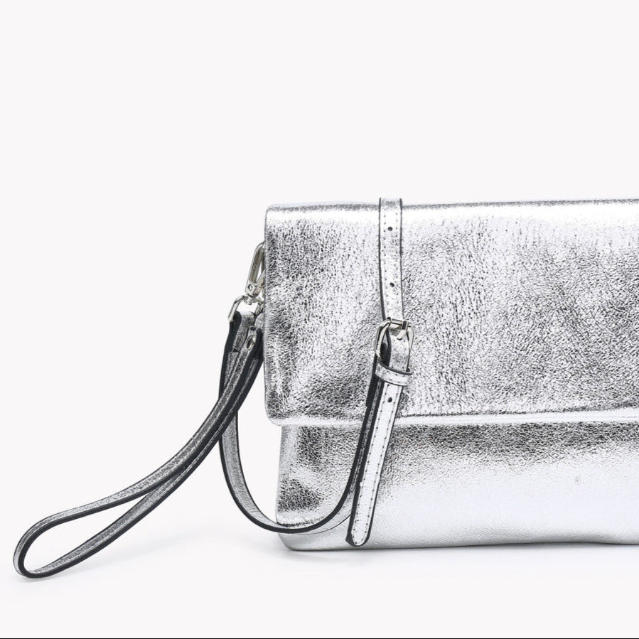 Bolso bandolera estilo sobre con solapa plata metalizado