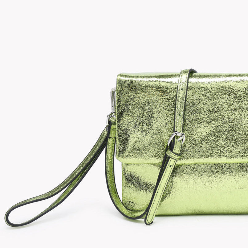 Bolso bandolera estilo sobre con solapa verde metalizado