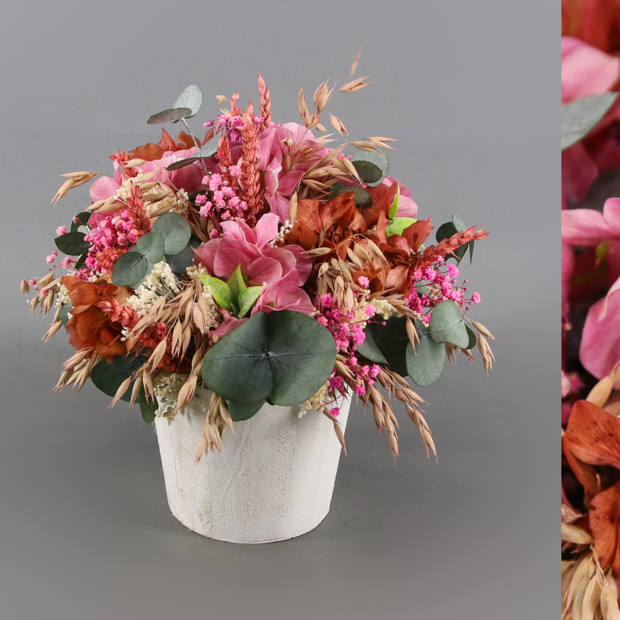 Centro de flores con hortensias y eucalipto preservado y artificial