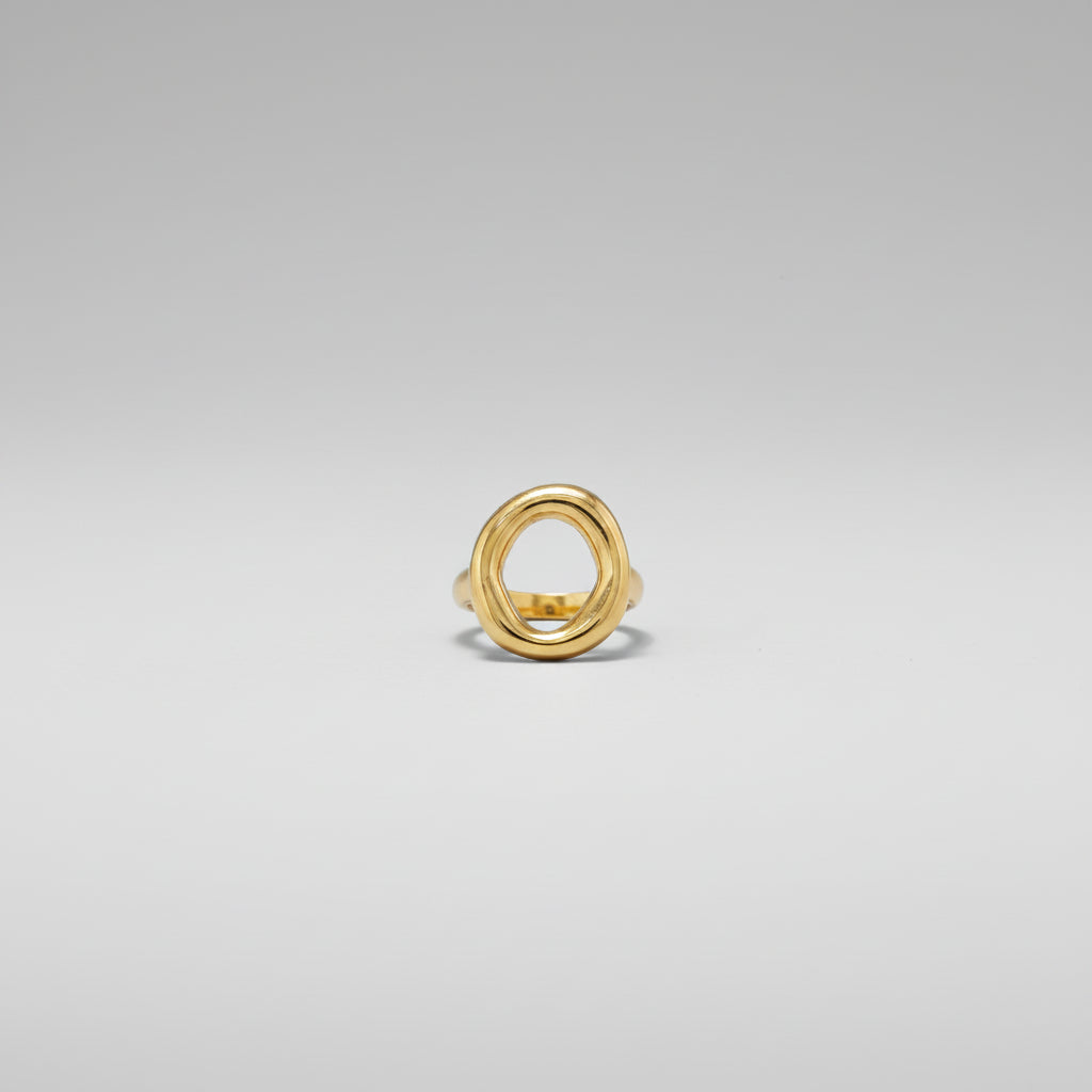 Anillo de acero inoxidable ajustable con un círculo ovalado y hueco en acabado oro - Moments by You