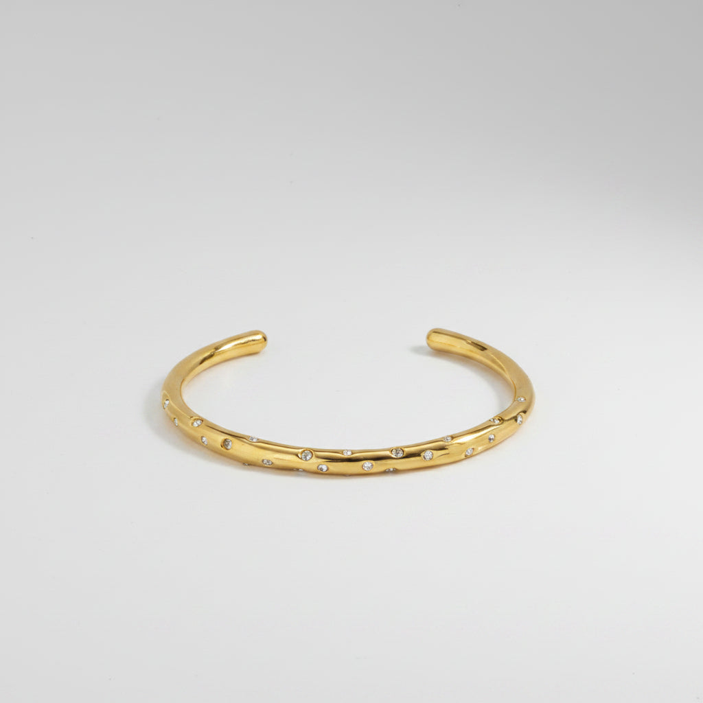 Pulsera rígida circonitas en posiciones aleatorias y en acabado oro - Moments by You