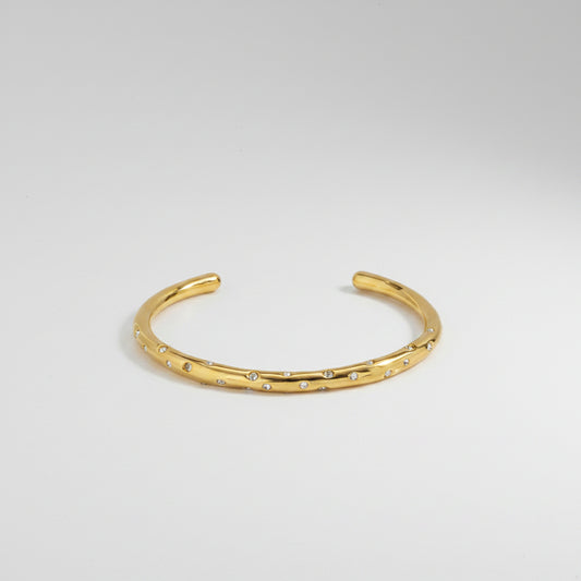 Pulsera rígida circonitas en posiciones aleatorias y en acabado oro - Moments by You