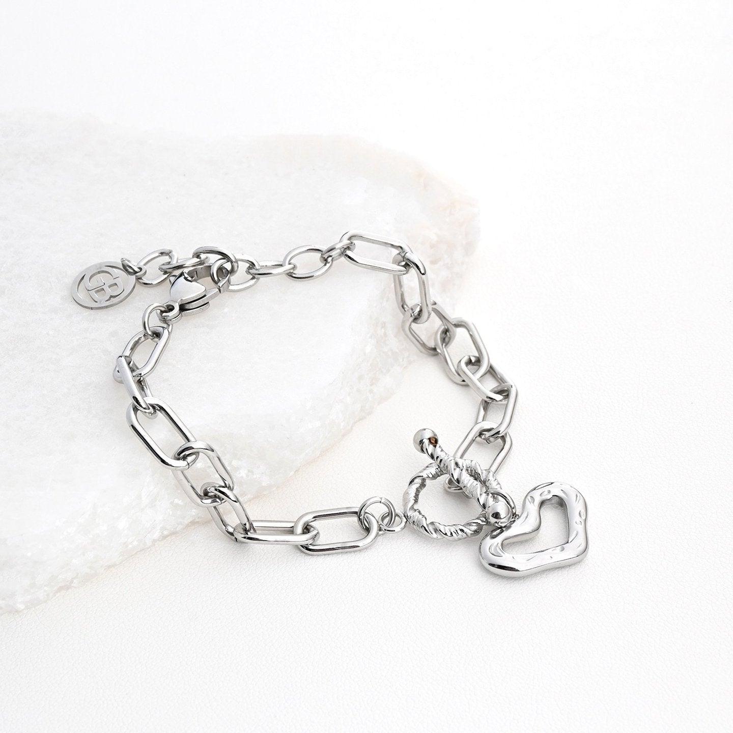 Pulsera acero de eslabones grandes dije corazón y nudo con textura acabado plata