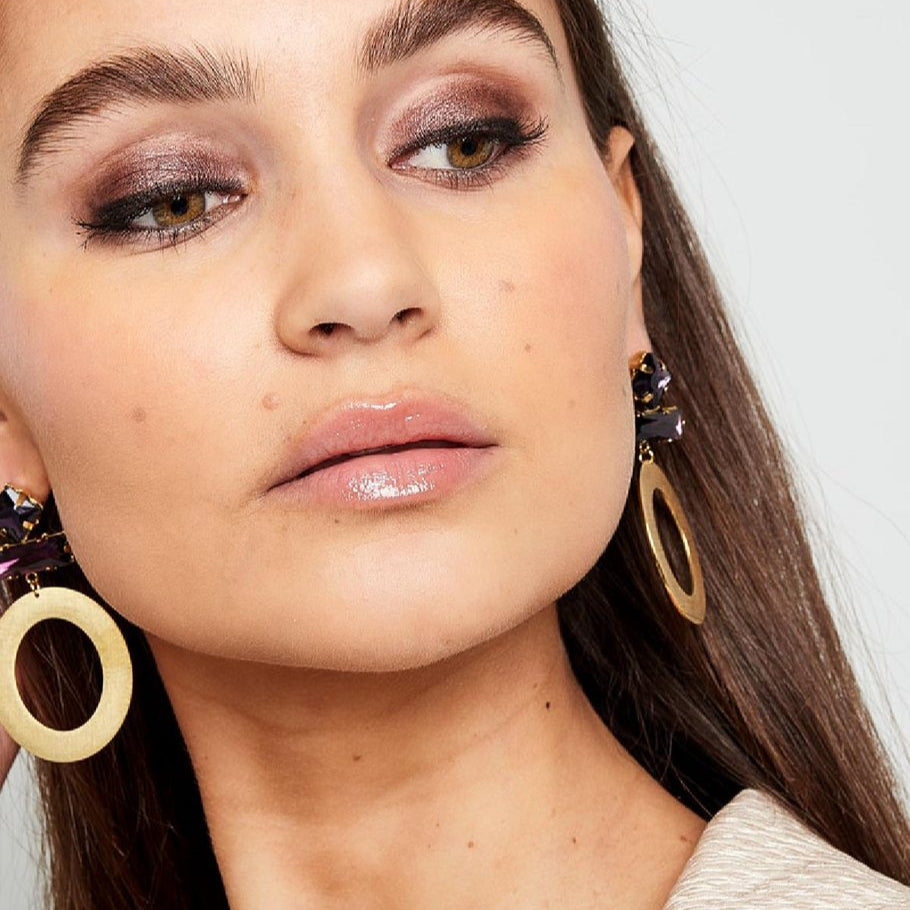 Pendientes de metal con cristales en color verde y un aro con acabado mate plata - mbyou