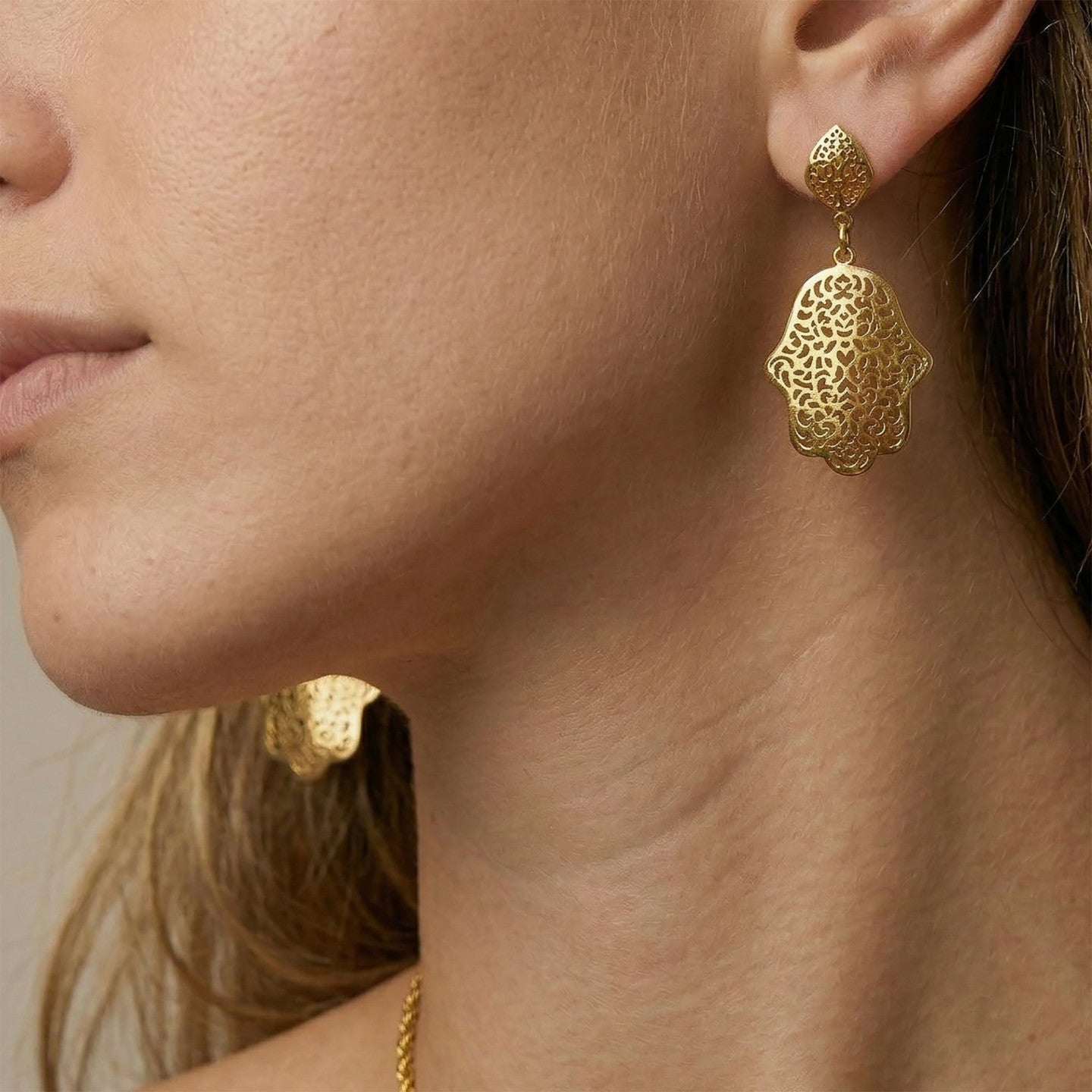 Créoles en acier avec boules dorées