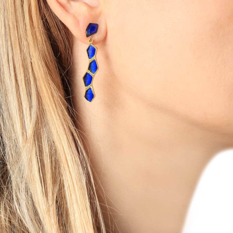 Pendientes largos de acero en forma serpiente y piedras de cristal en varios colores acabado oro