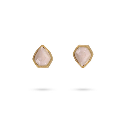 Pendiente corto de acero quirúrgico en forma de lágrima con una piedra de cristal en color beige acabado oro - mbyou