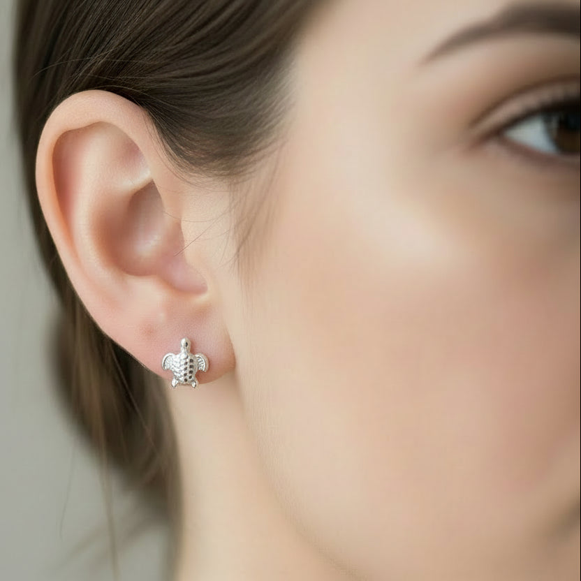 Pendientes cortos y pequeños de acero en forma de tortuga acabado plata - Moments by You