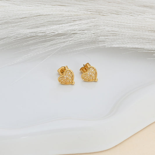 Pendientes pequeños de corazón con diseño de filigrana.