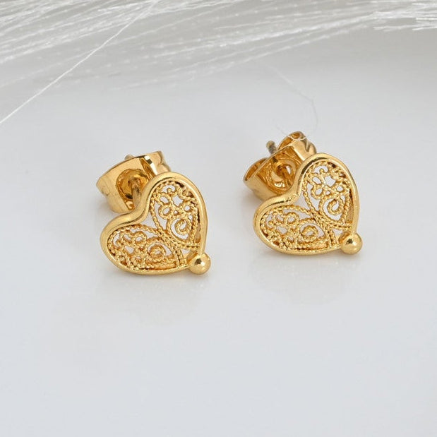 Pendientes pequeños de corazón con diseño de filigrana.
