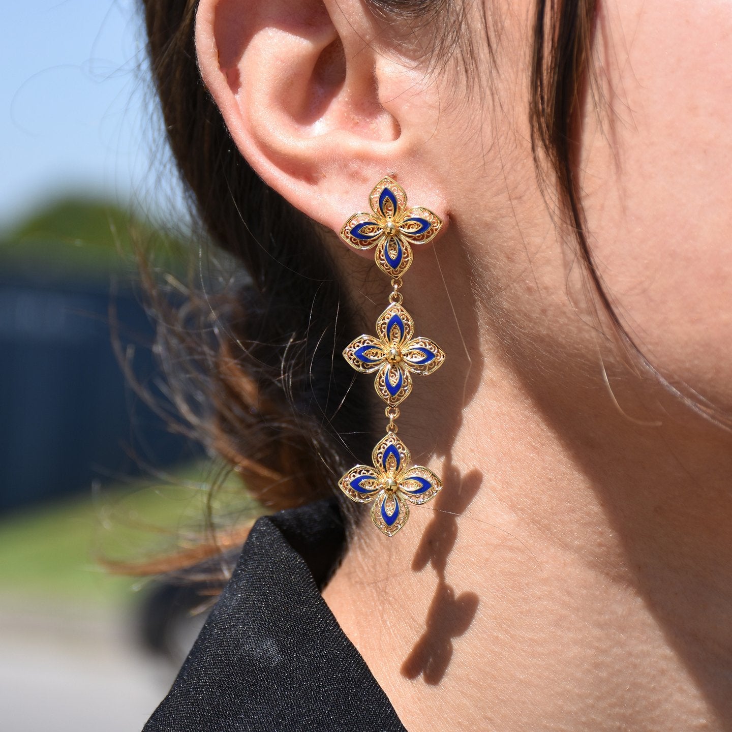 Pendientes largos con flores en azul noche y diseño de filigrana