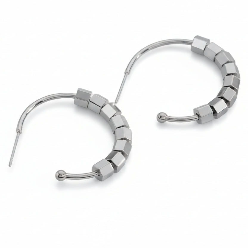 Pendientes de acero inoxidable tipo aro con figuras geométricas dentro - Moments by You