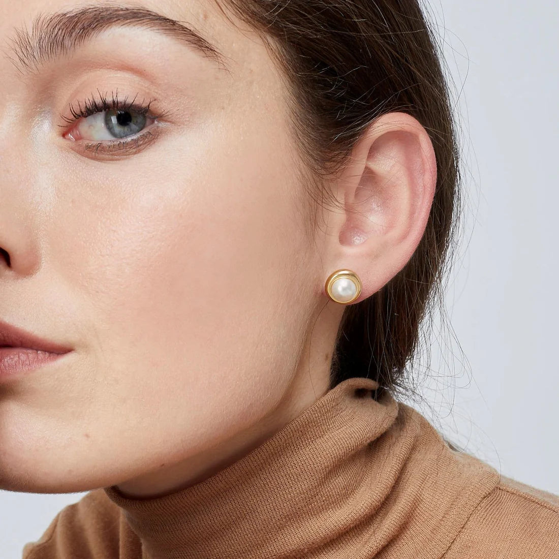 Pendientes botón circulares bañado en oro de 24k con perlas cultivadas acabado oro  - mbyou