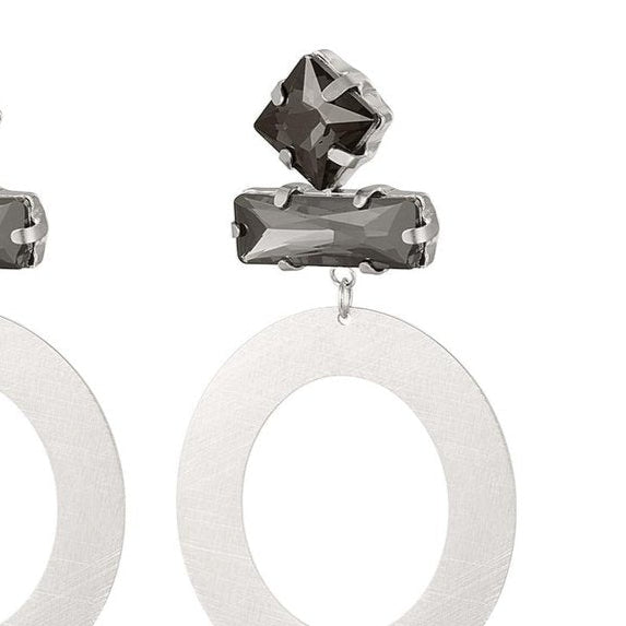 Pendientes de metal con cristales en color negro y un aro con acabado mate plata  - mbyou