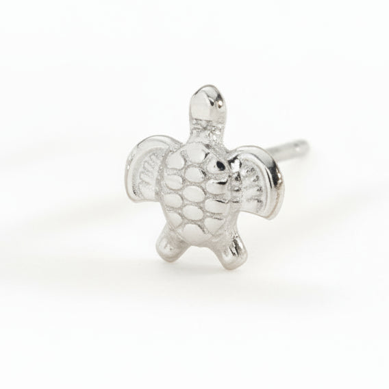 Pendientes cortos y pequeños de acero en forma de tortuga acabado plata - Moments by You