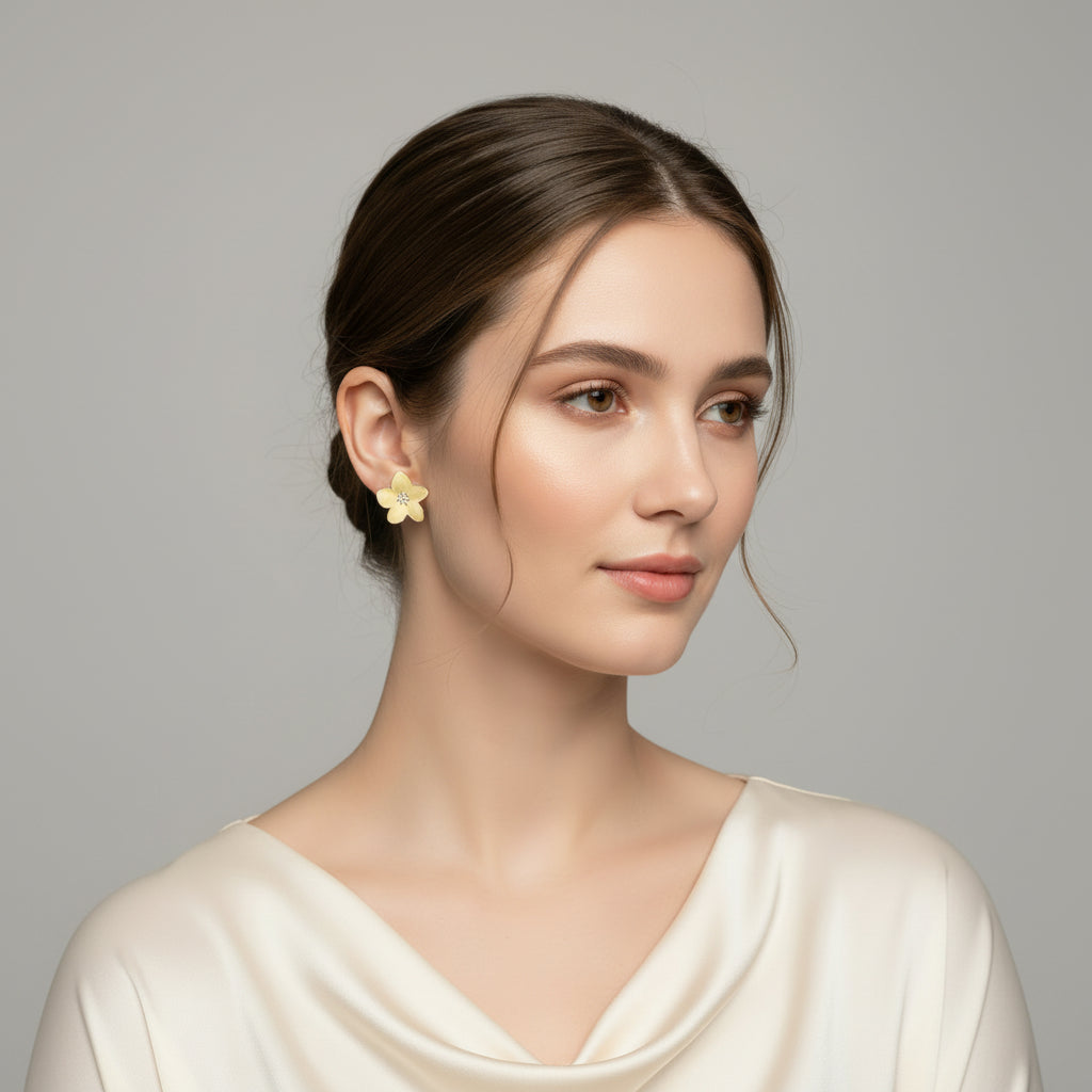 Pendientes pegados al lóbulo grandes con forma de flor en amarillo anacarado y acabado oro - Moments by You