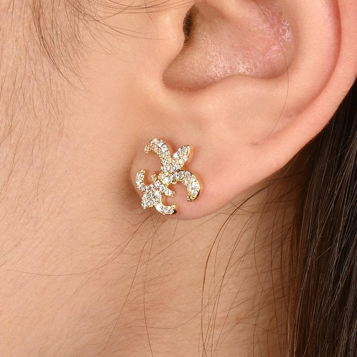 Pendientes pequeños con flor de Lis y circonitas bañados en oro