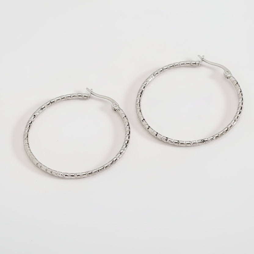 Pendientes de acero medianos en forma de aro con textura rugosa - Moments by You