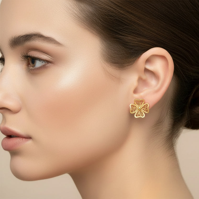 Pendientes de acero con forma de trébol con filigrana acabado oro - Moments by You