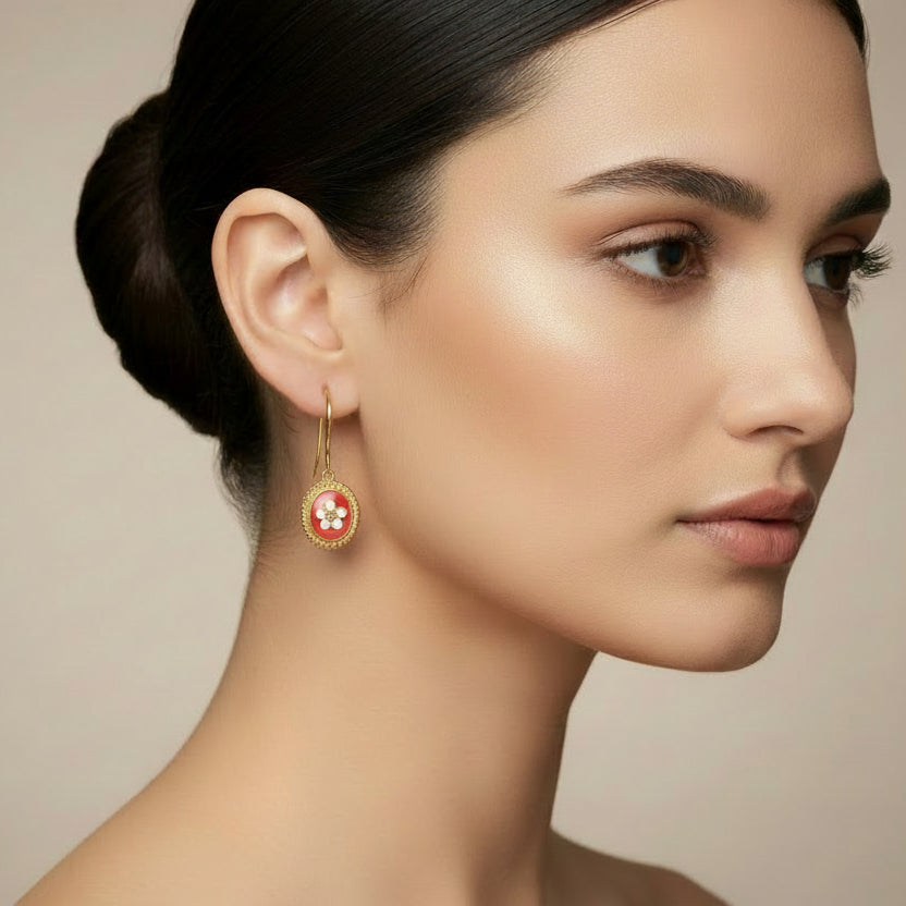 Pendientes largos de acero con charm de flor con texturas y fondo rojo oro - Moments by You