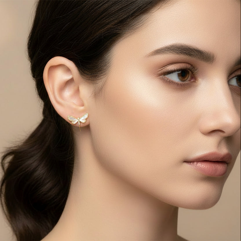 Pendientes cortos de acero en forma de libélula combinado en blanco y acabado oro - Moments by You