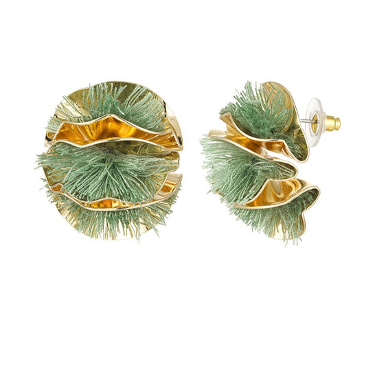 Pendientes en forma de semicírculo con flecos de color verde rodeados de metal acabado oro  - mbyou