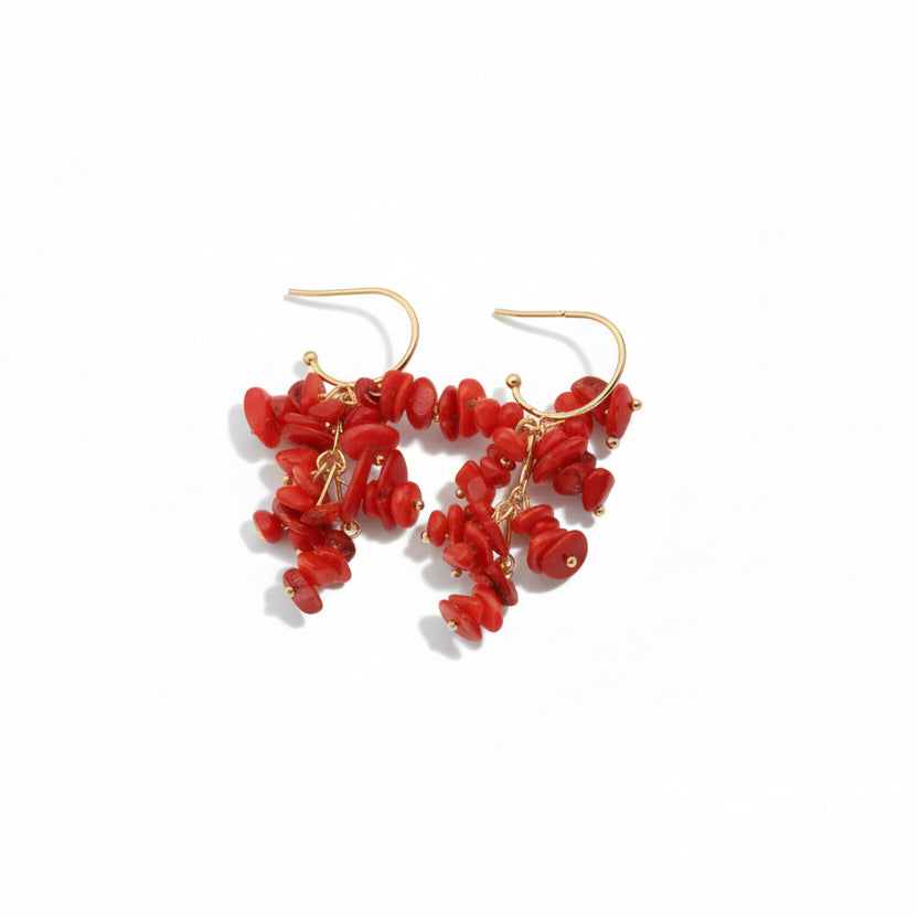 Pendientes largos de acero tipo aro con tiras de piedras rojas en diferentes alturas y en acabado oro - Moments by You