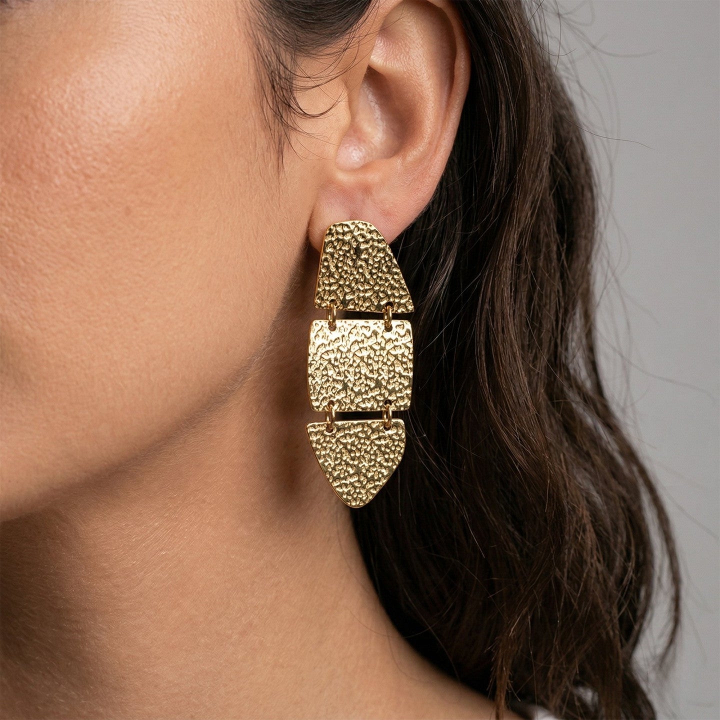 Pendientes largos de acero con tres alturas en forma irregular y textura rugosa acabado oro - Moments by You