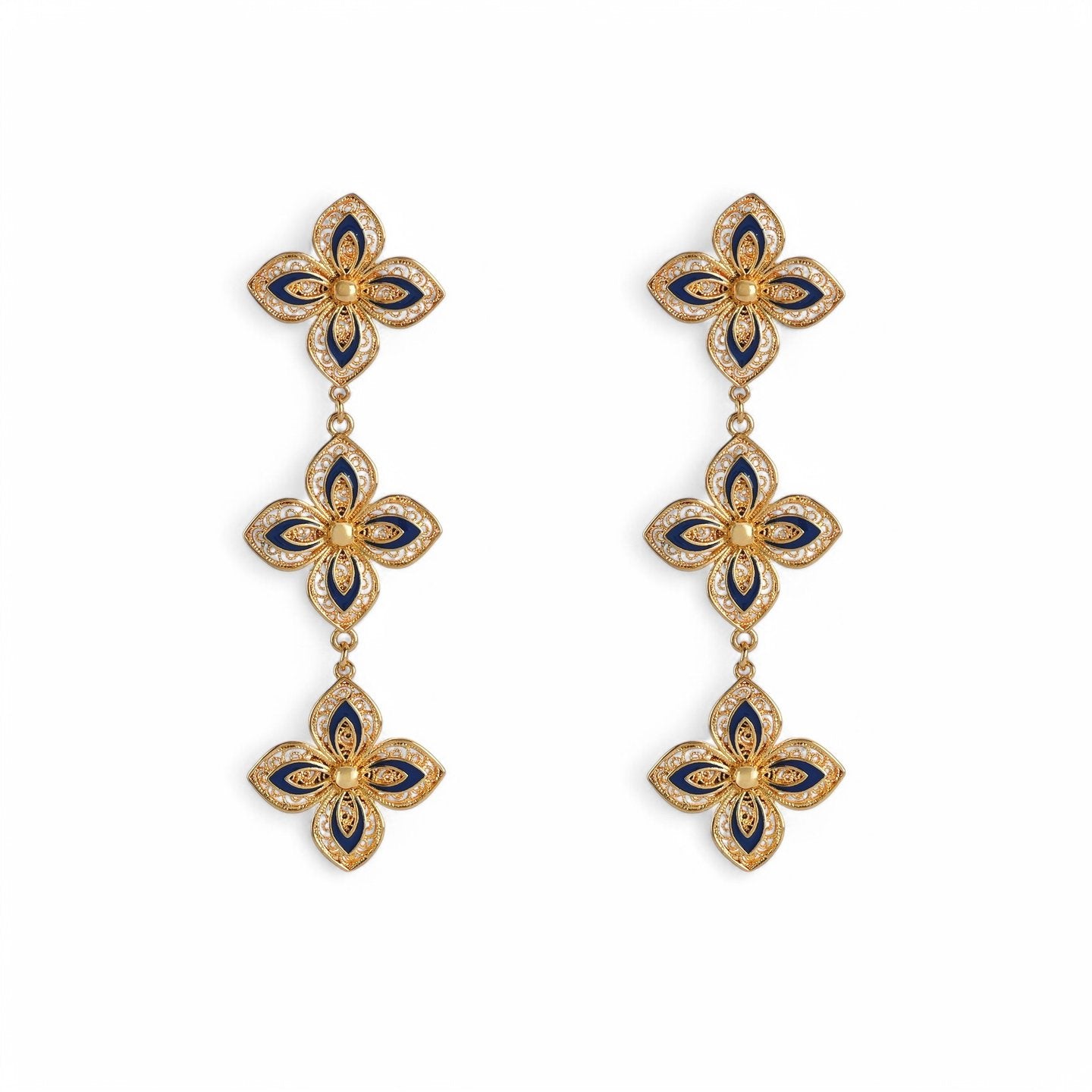 Pendientes largos con flores en azul noche y diseño de filigrana