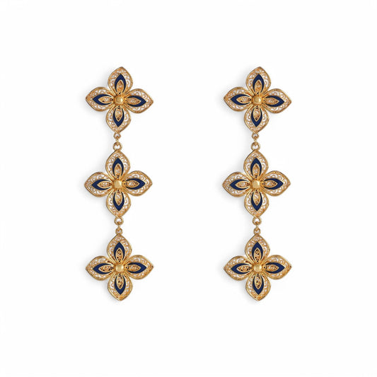 Pendientes largos con flores en azul noche y diseño de filigrana