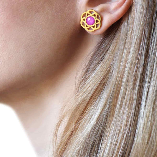Pendientes cortos de acero inoxidable quirúrgico forma floral con piedra fucsia acabado oro - mbyou
