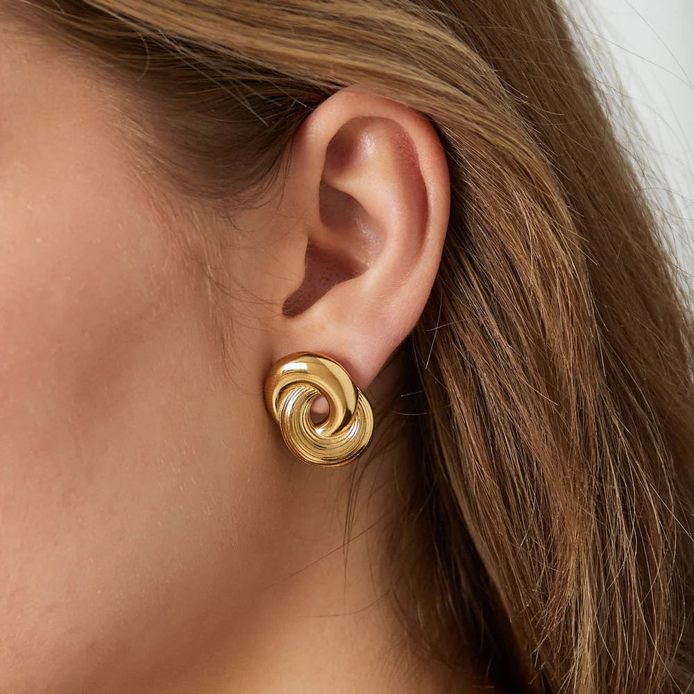 Pendientes cortos de acero con aros entrelazados y diferentes texturas - Moments by You