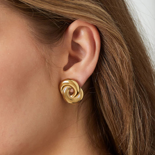 Pendientes cortos de acero con aros entrelazados y diferentes texturas - Moments by You