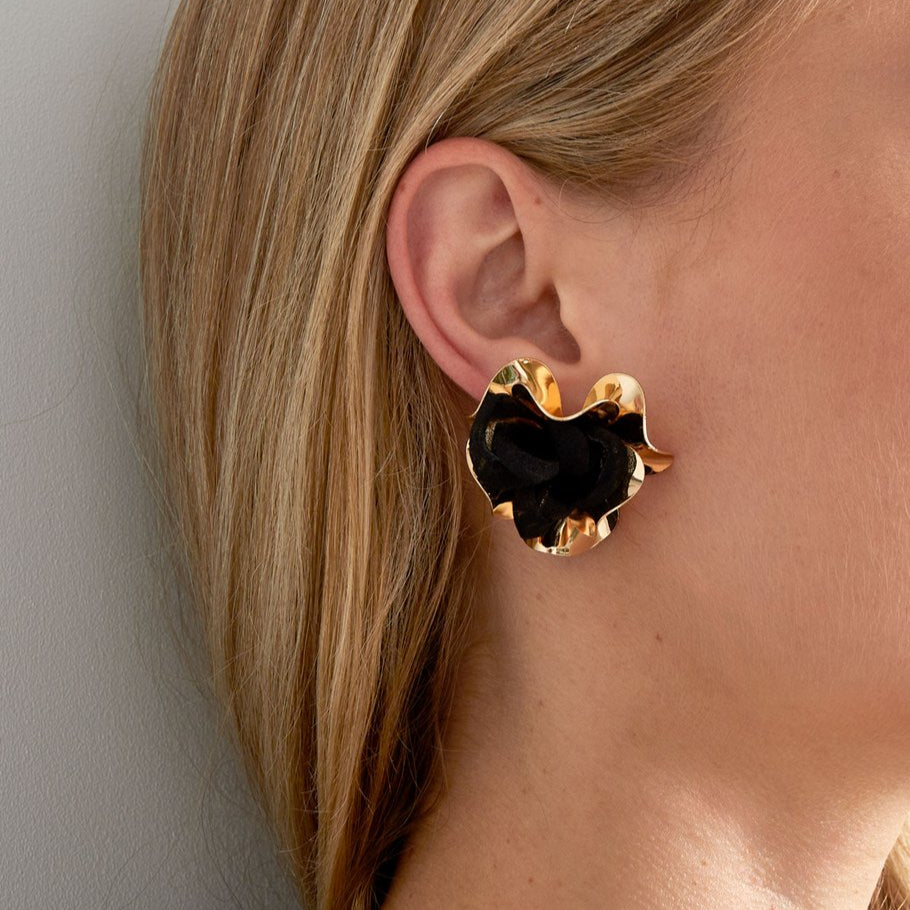 Pendientes forma de flor con tela rosa claro y metal acabado oro- mbyou