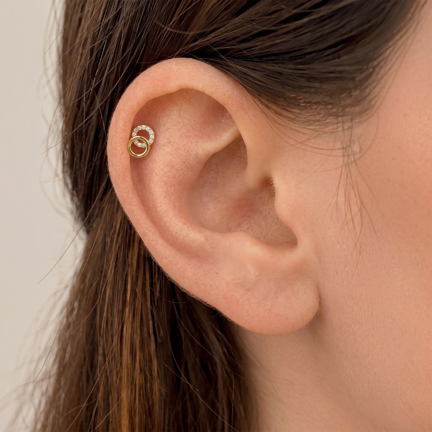 Piercing de acero inoxidable quirúrgico con doble círculo con circonita y en acabado oro