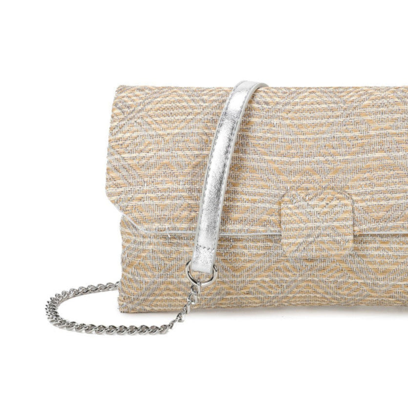 Bolso de mano estampado geométrico con cierre cuadrado color beige y plata