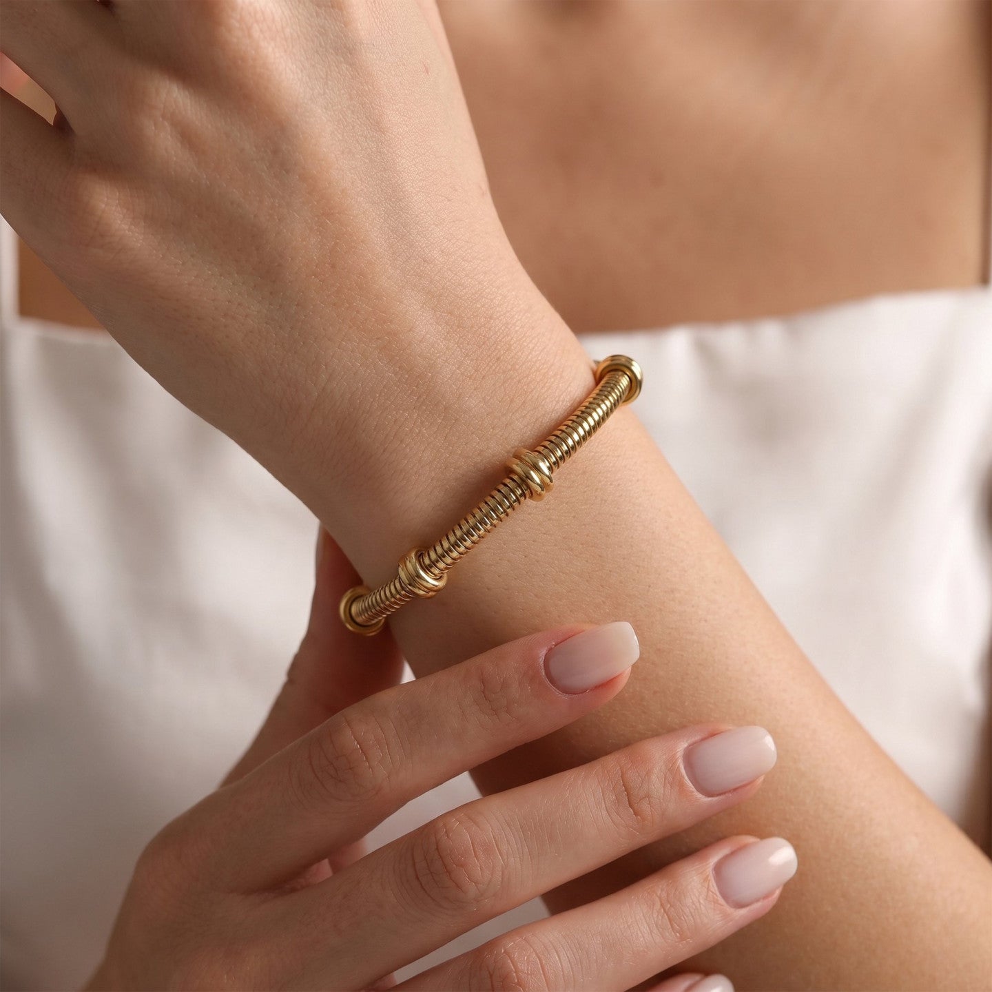 Pulsera acero gruesa con cadena de serpiente y detalles con aros