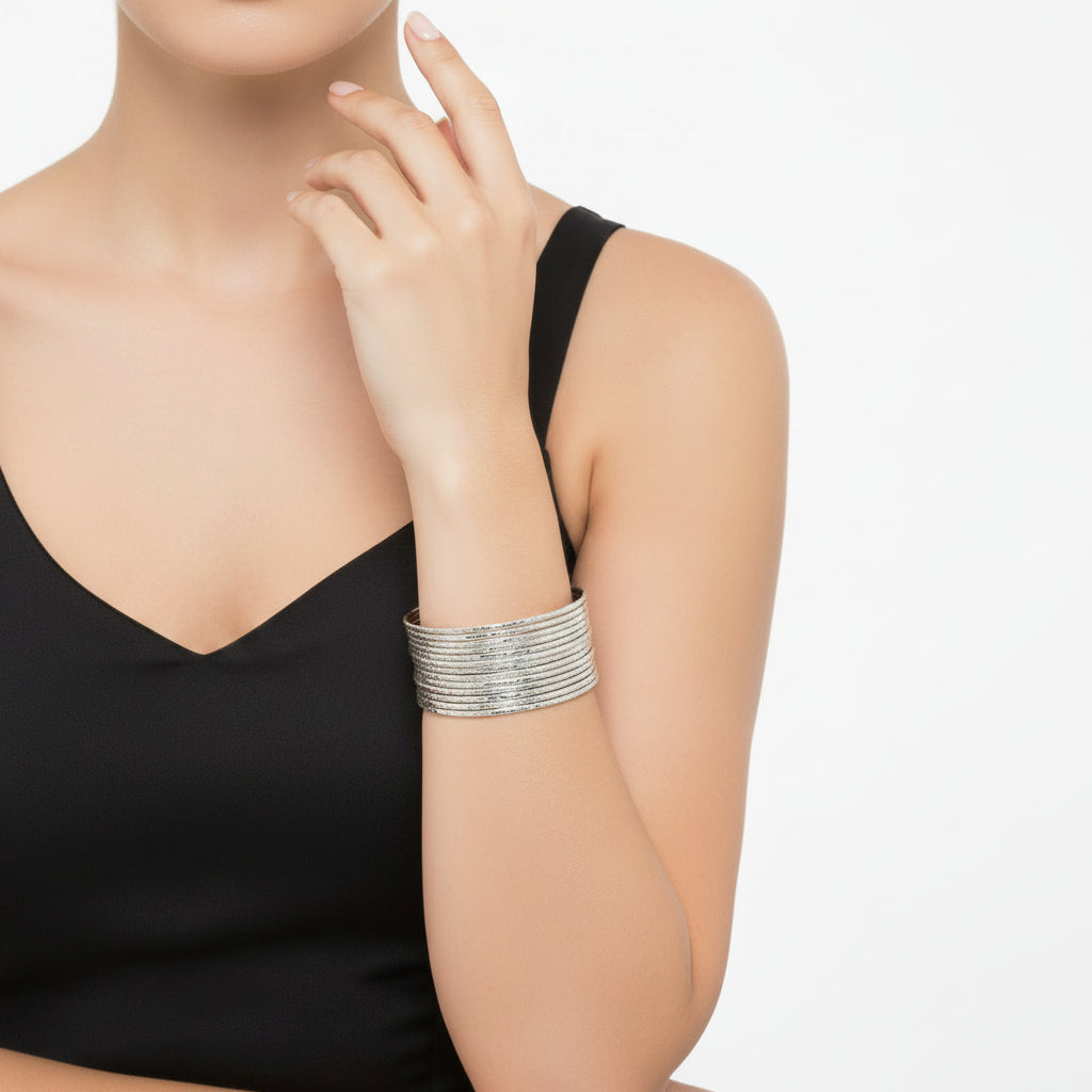 Pulsera de acero semi rígida y ajustable con textura rugosa y acabado plata