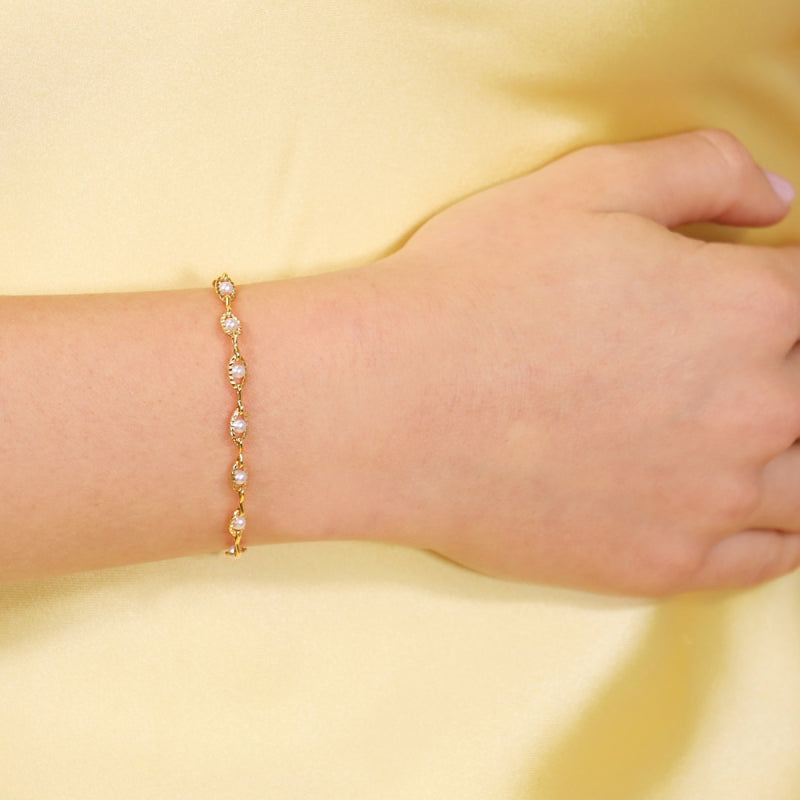 Pulseras con patrón de eslabones con perla blanca dentro en acabado oro - Moments by You