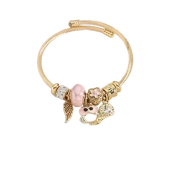 Pulsera abierta con dijes diferentes en rosa y acabado oro