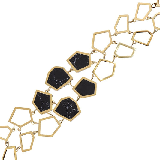 Pulsera de acero quirúrgico con dos tiras con diseño geométrico y con tres de ellos en acabado mármol en color negro acabado oro - mbyou