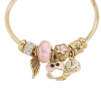 Pulsera abierta con dijes diferentes en rosa y acabado oro