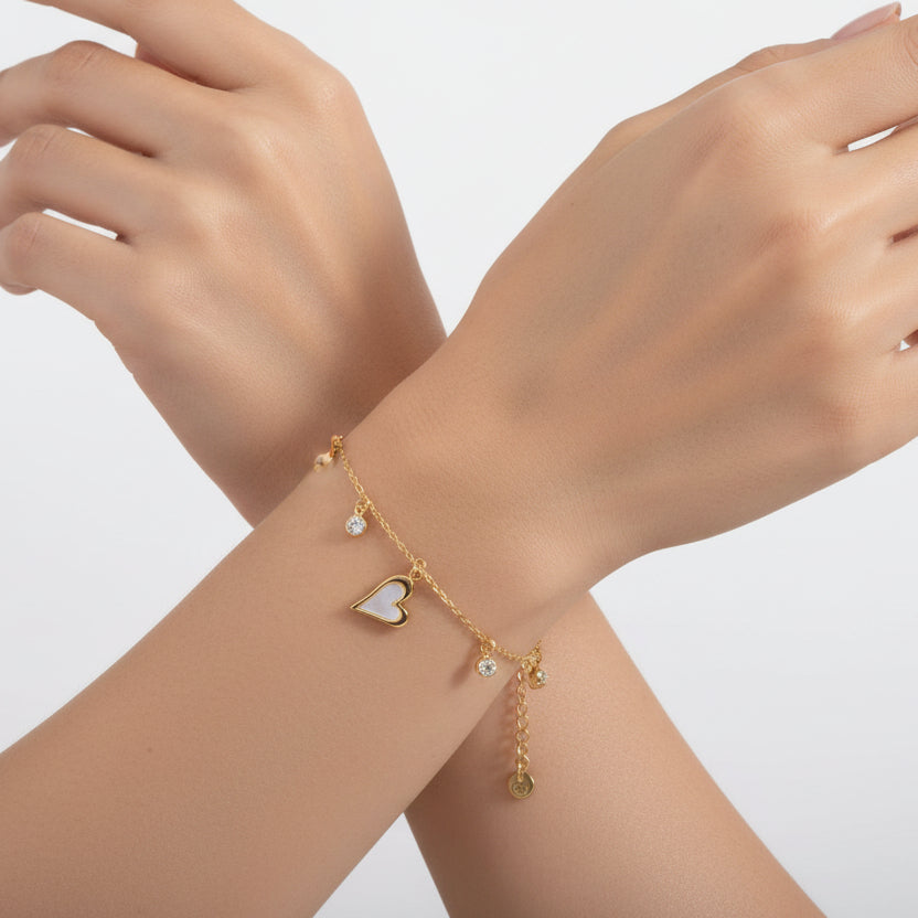 Pulsera de acero con dijes de corazón con nácar y circonitas acabado oro - Moments by You