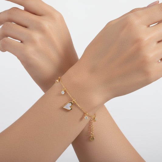 Pulsera de acero con dijes de corazón con nácar y circonitas acabado oro - Moments by You