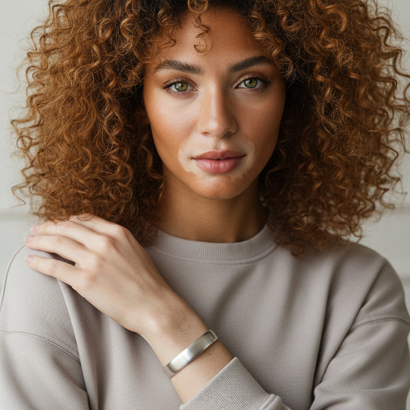 Pulsera fina rígida abierta en acabado mate y efecto rallado - Moments by You