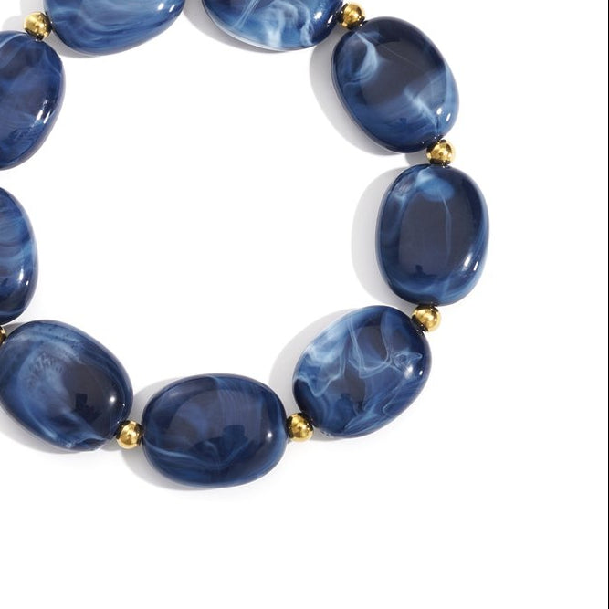 Pulsera con cuentas acrílicas casual con acabado marmolado en color azul oscuro - mbyou