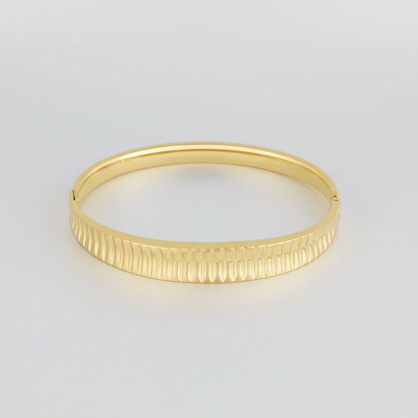 Pulsera fina rígida con abertura y un diseño de líneas verticales - Moments by You