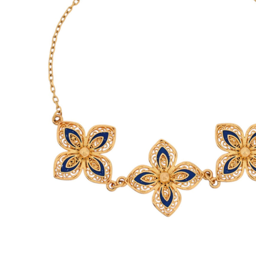 Pulsera con flores en azul noche y diseño de filigrana acabado oro - mbyou